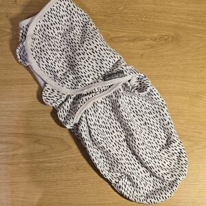 SwaddleMe White and Black Swaddle Blanket